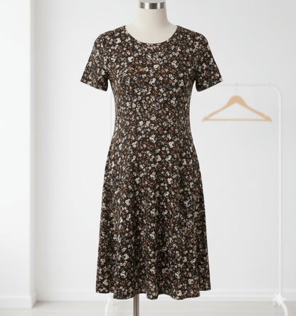 Image en jersey de coton - petites fleurs délicates sur fond brun foncé 200 g/m² – disponible chez Šarlotes audumi