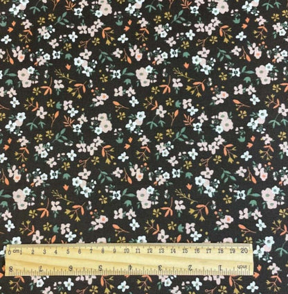 Image de jersey de coton - petits motifs floraux sur fond brun foncé 200 g/m² – disponible chez Šarlotes audumi