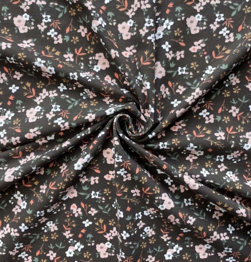 Attēls ar Kokvilnas trikotāža - smalki ziediņi uz tumši brūna 200 g/m² – pieejams Šarlotes audumi