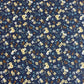Attēls ar Kokvilnas trikotāža - smalki ziediņi uz tumši zila 200 g/m² – pieejams Šarlotes audumi