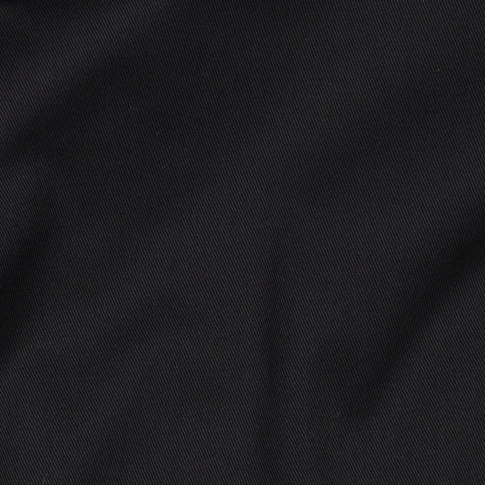 Image du tissu sergé en coton 250 g/m² – noir – disponible chez Šarlotes audumi