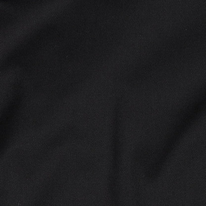 Image du tissu sergé en coton 250 g/m² – noir – disponible chez Šarlotes audumi