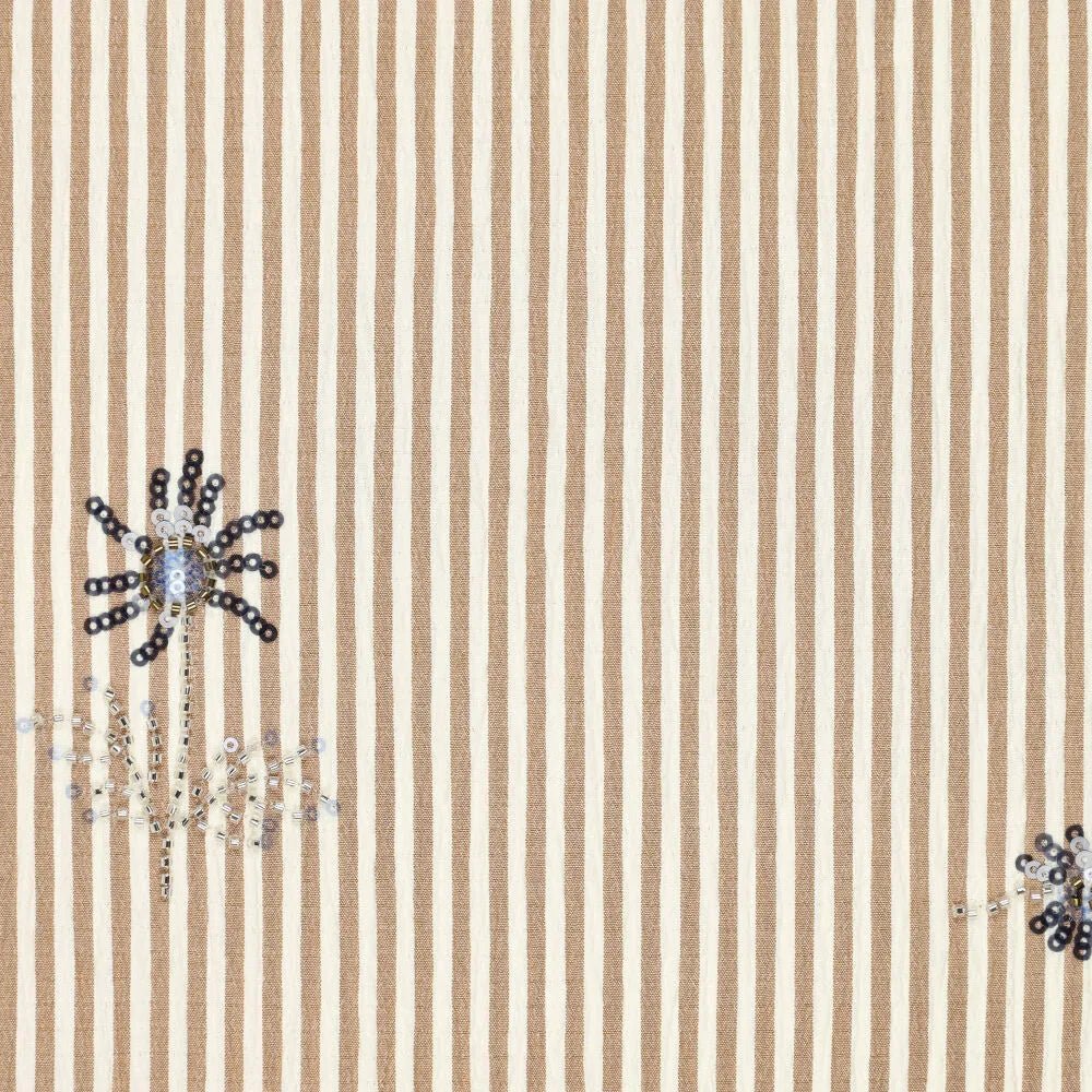 Image du tissu pour chemise avec élasthanne - beige rayé avec perles brodées 135 g/m² – disponible chez Šarlotes audumi