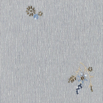 Image du tissu pour chemise avec élasthanne - bleu rayé avec perles brodées 135 g/m² – disponible chez Šarlotes audumi