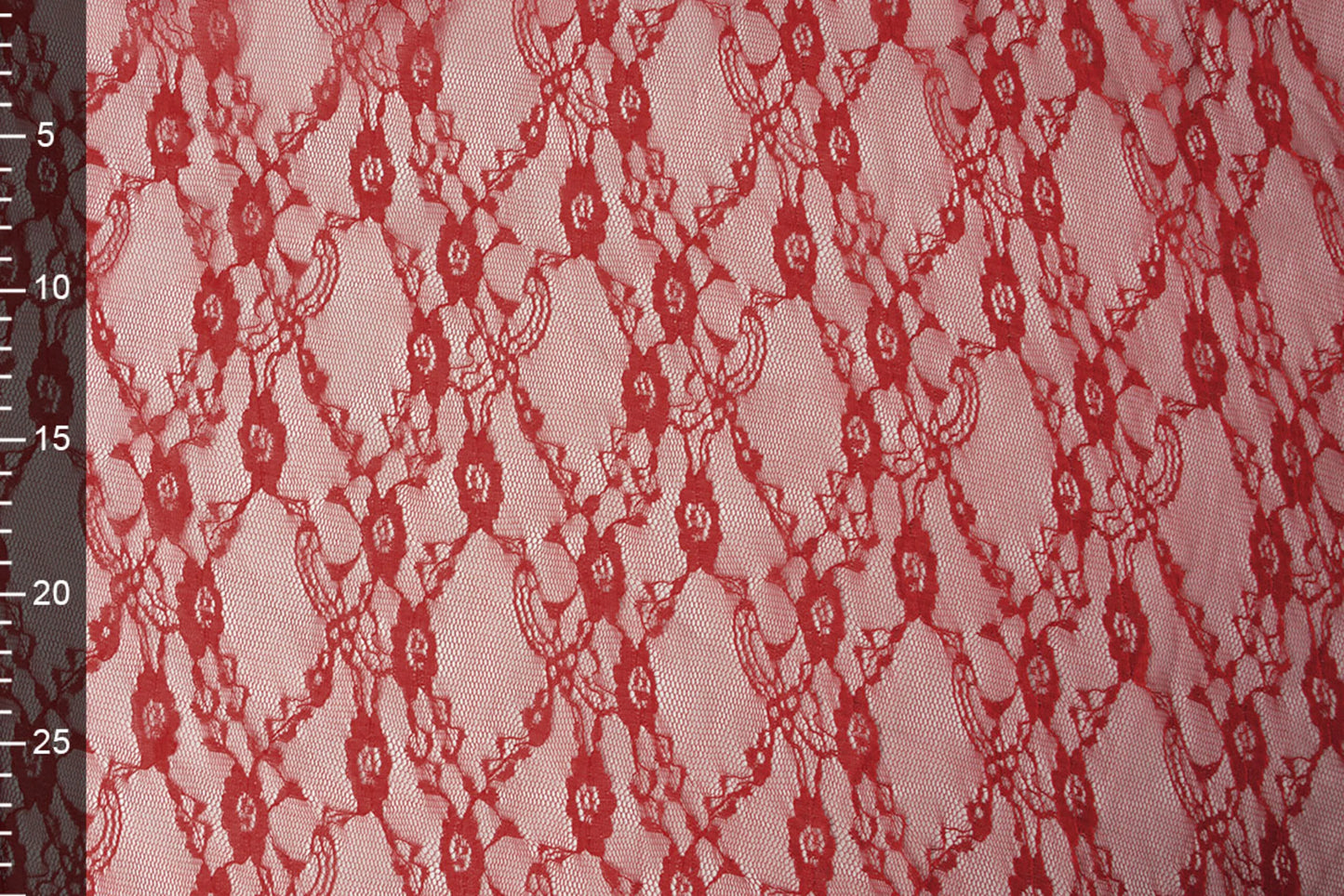 Smulkus raudonas nėrinių audinys 50 g/m²