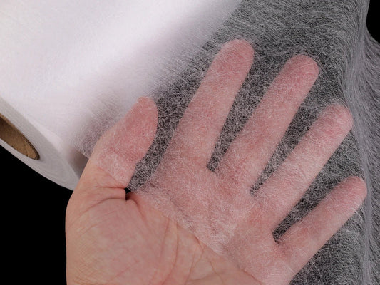 Image de ruban toile d’araignée thermocollant 10 cm de large (Fusible Bonding Web Tape) – disponible chez Šarlotes audumi
