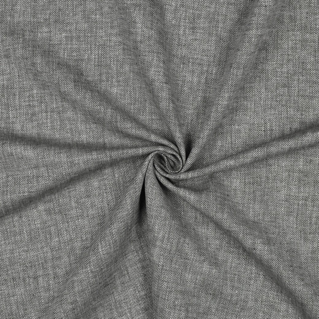 Image avec tissu Lina en coton à motif chevrons – gris avec une légère nuance verte 170 g/m² – disponible chez Šarlotes audumi