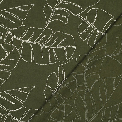 Image avec lin et feuilles brodées en viscose sur fond vert 210 g/m² – disponible chez Šarlotes audumi