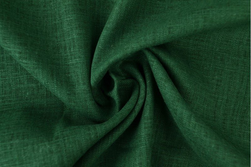 Image de tissu en lin et viscose vert émeraude 200 g/m² – disponible chez Šarlotes audumi