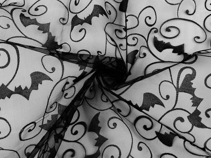 Image d’organza noire avec décorations Halloween de chauves-souris – disponible en ligne chez Šarlotes audumi