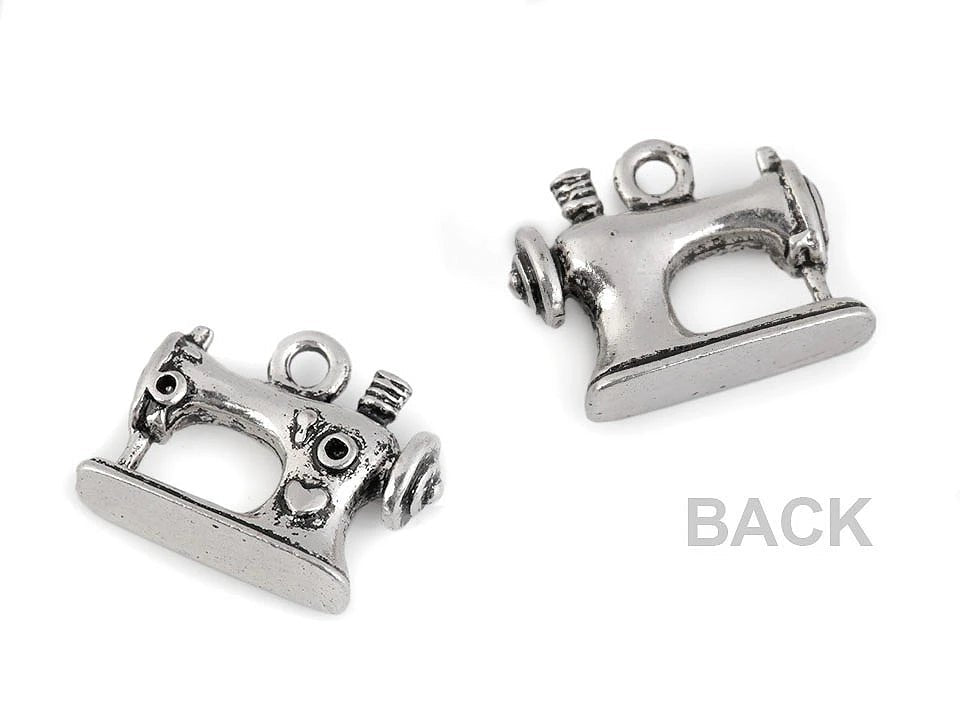 Attēls ar Metāla kulons,dekors – šujmašīna 13 × 16 mm – pieejams Šarlotes audumi