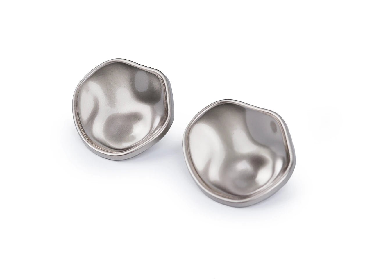 Image de boutons métalliques à queue, 29 mm (forme irrégulière) – disponible chez Šarlotes audumi