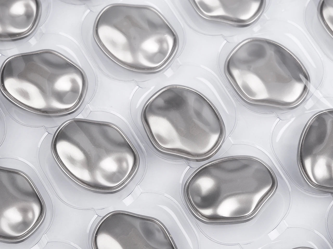 Boutons métalliques à queue, 29 mm (forme irrégulière) – disponible chez Šarlotes audumi