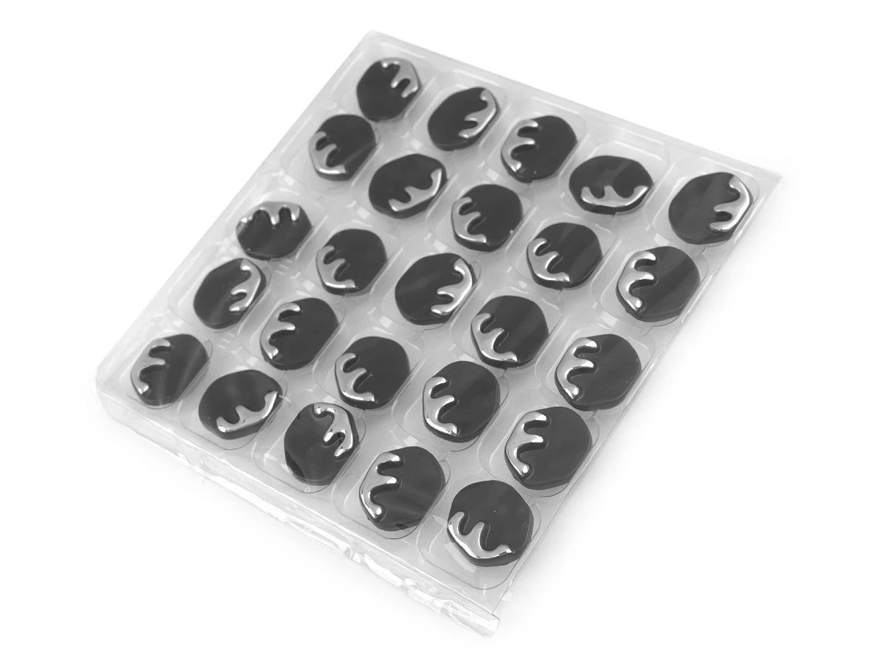 Bouton en métal à pied noir avec accent, 23 mm – disponible chez Šarlotes audumi