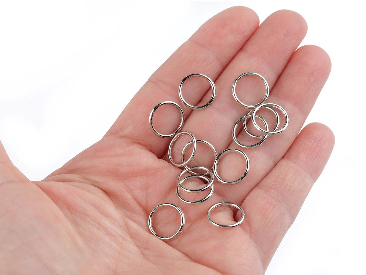 Bild mit Metallring für Unterwäsche und Träger – Ø10 mm – online erhältlich bei Šarlotes audumi