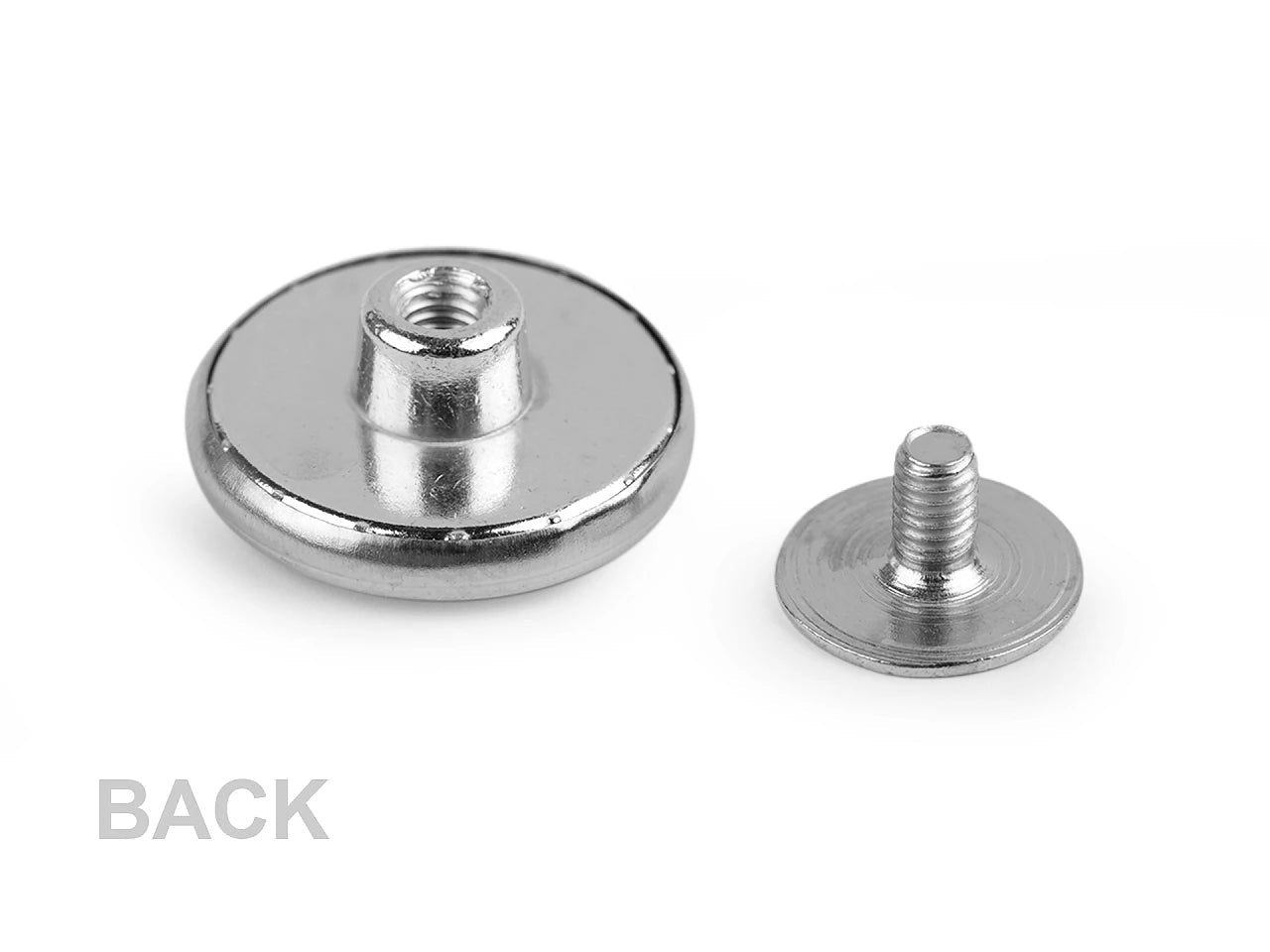 Image du bouton métallique à vis pour jean Ø17 mm – disponible chez Šarlotes audumi