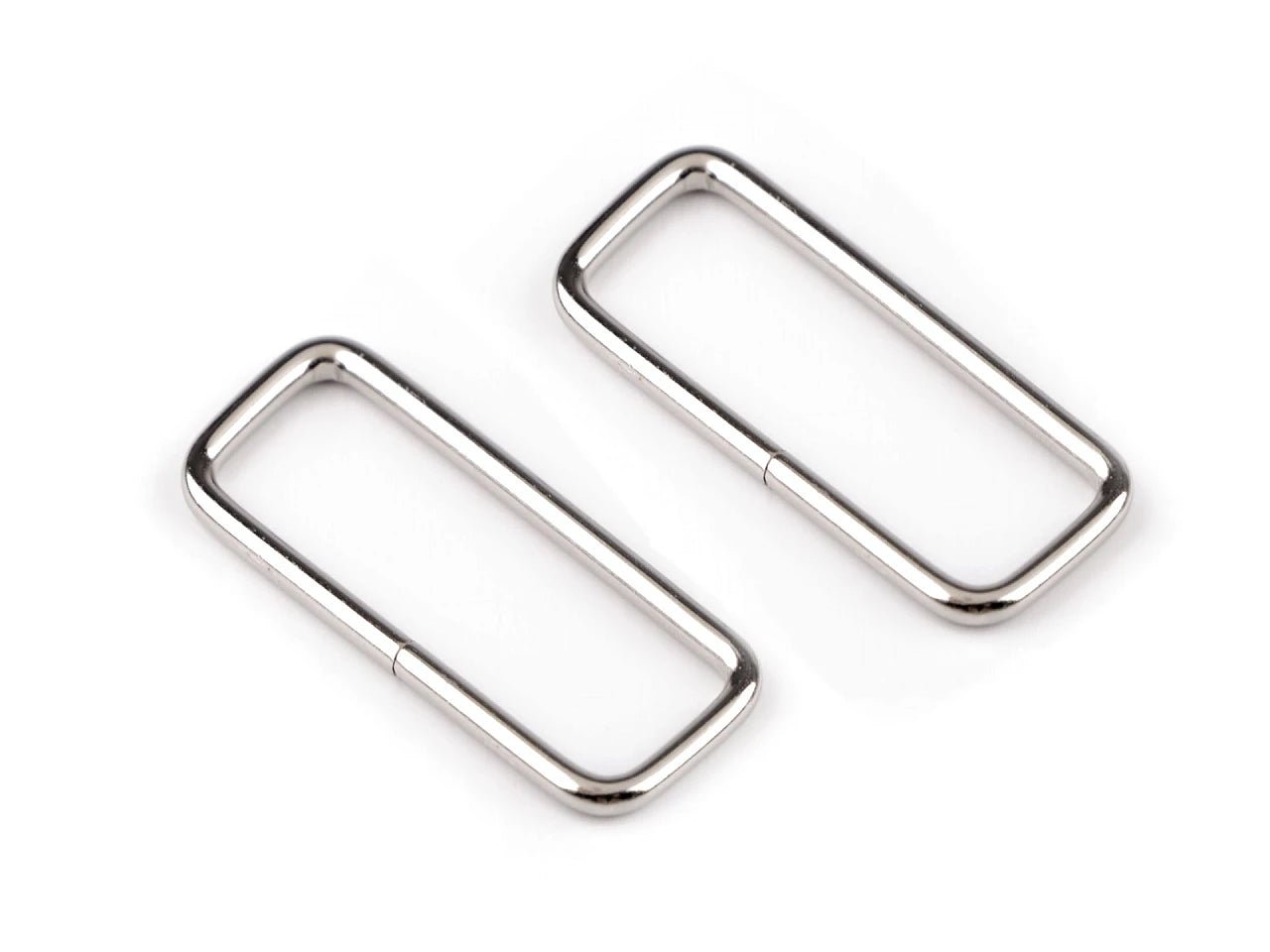 Image avec rectangle en métal 50 mm – quincaillerie pour sacs et sangles – disponible chez Šarlotes audumi