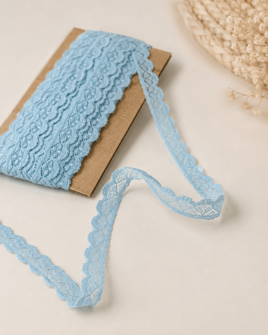 Image avec dentelle 1,4 cm bleu clair – disponible en ligne chez Šarlotes audumi