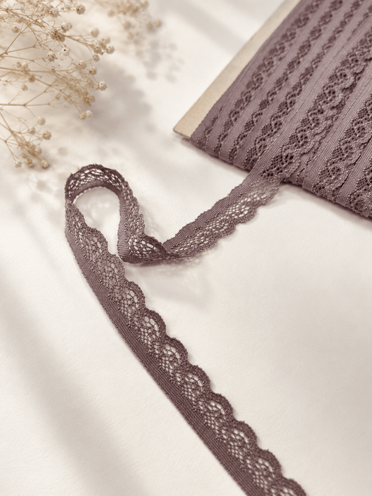 Image avec dentelle 1,4 cm gris-brun – disponible en ligne chez Tissus de Charlotte