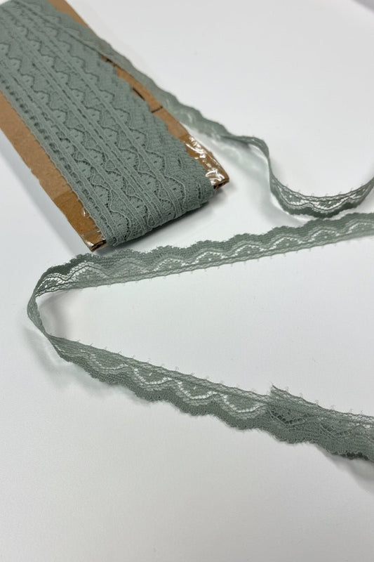 Image de dentelle 1,4 cm, ton sauge – disponible en ligne chez Šarlotes audumi
