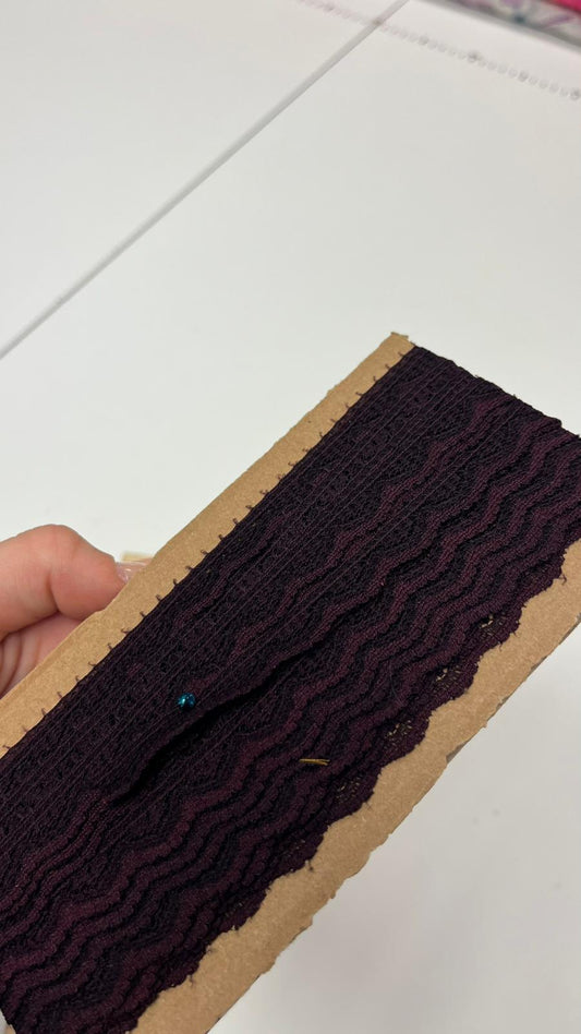 Image de dentelle 1,4 cm, rouge foncé – disponible en ligne chez Šarlotes audumi