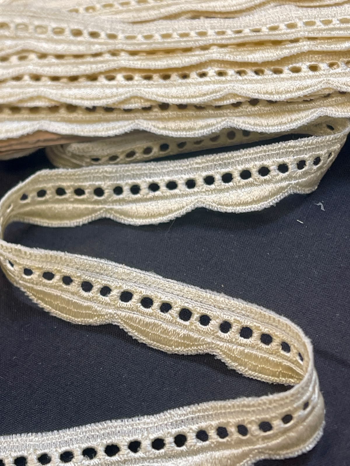 Image de dentelle 2 cm champagne – disponible en ligne chez Šarlotes audumi