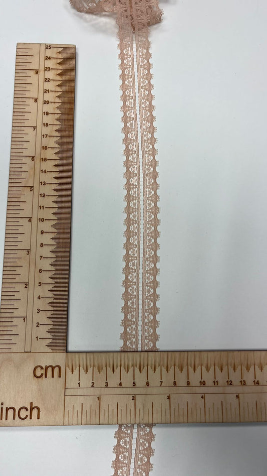 Image de dentelle 3 cm nude (couleur chair) – disponible en ligne chez Šarlotes audumi