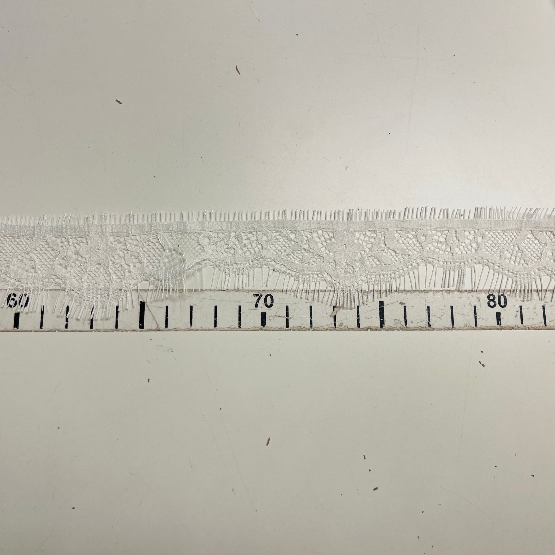 Attēls ar Mežģīne - 3,8 cm balta( 3 m iepakojums) – pieejams Šarlotes audumi