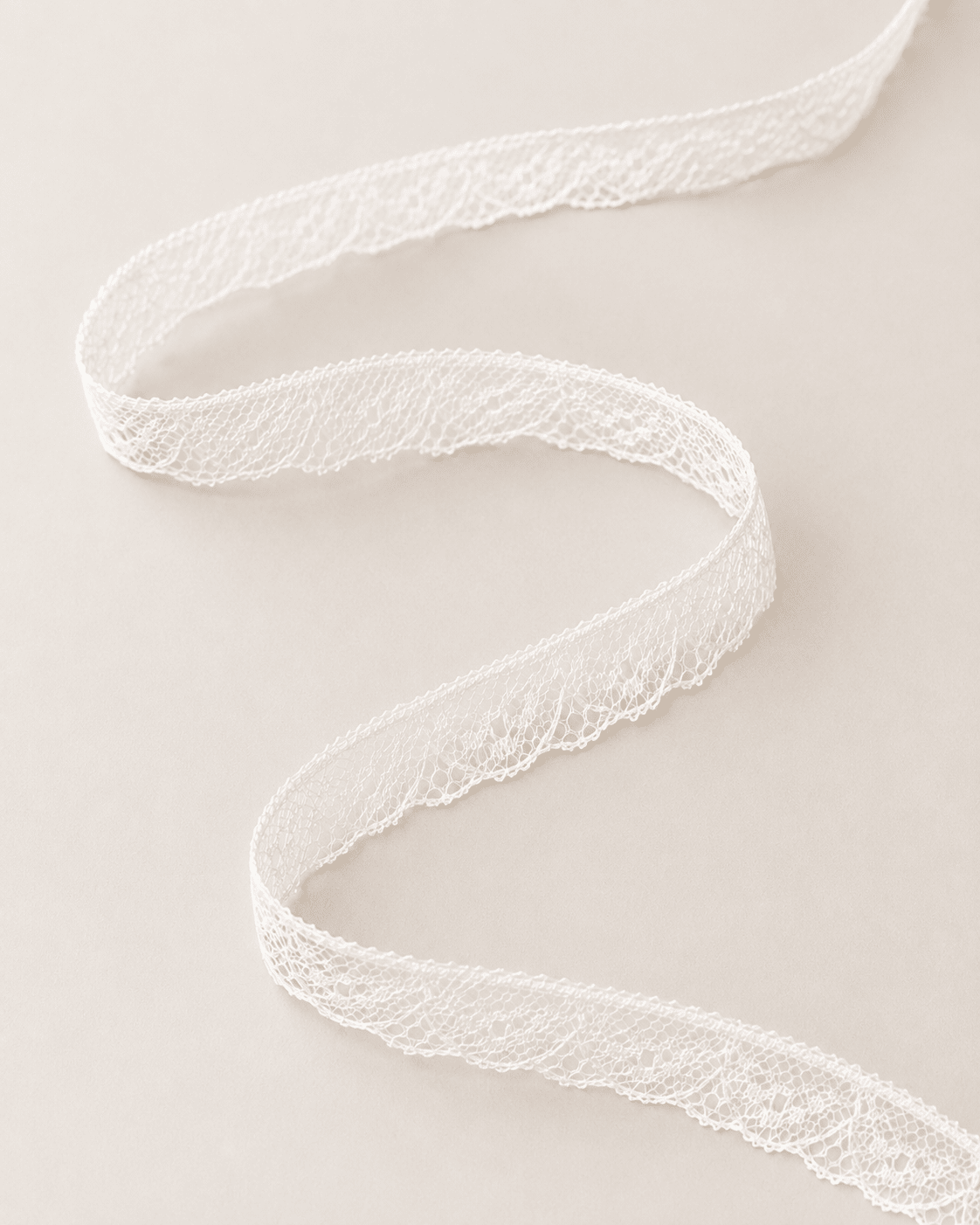 Image de dentelle fine 1,6 cm blanche – disponible en ligne chez Tissus Charlotte