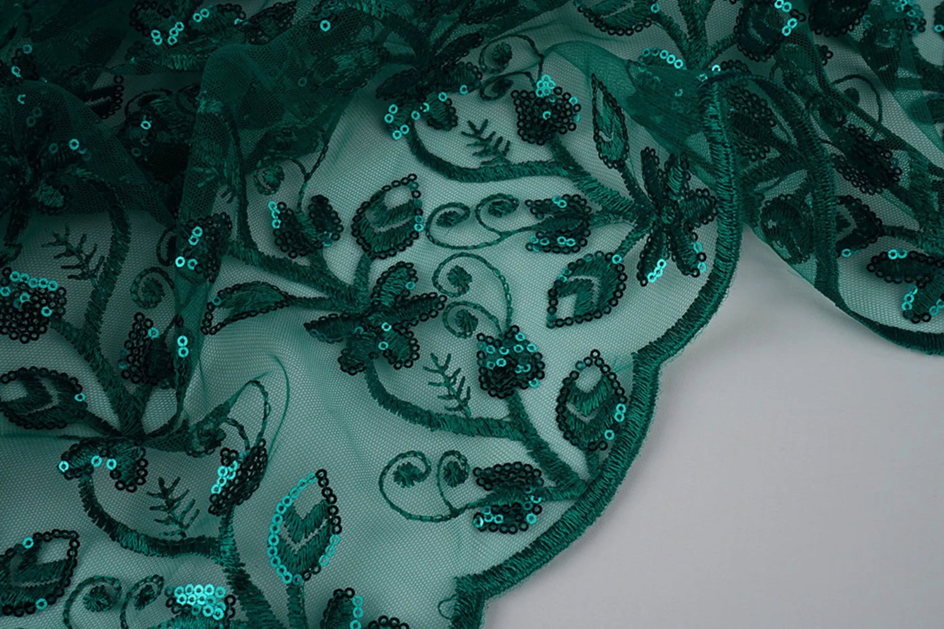 Image de tissu en dentelle | tulle brodé de sequins 160 g/m² - émeraude – disponible chez Šarlotes audumi