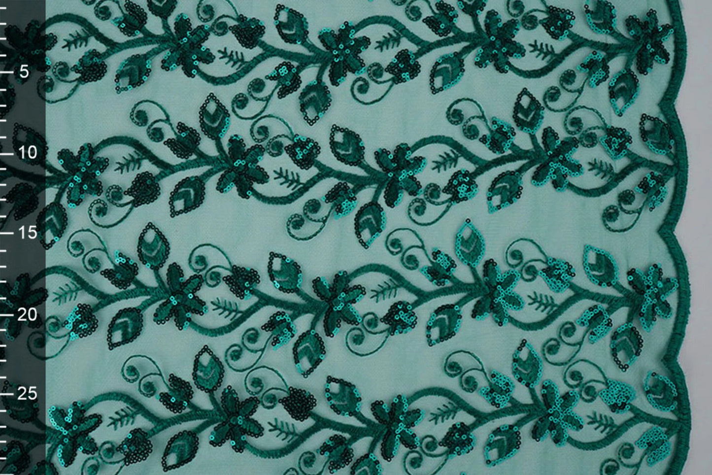 Image avec tissu en dentelle | Tulle brodé à paillettes 160 g/m² - émeraude – disponible chez Šarlotes audumi