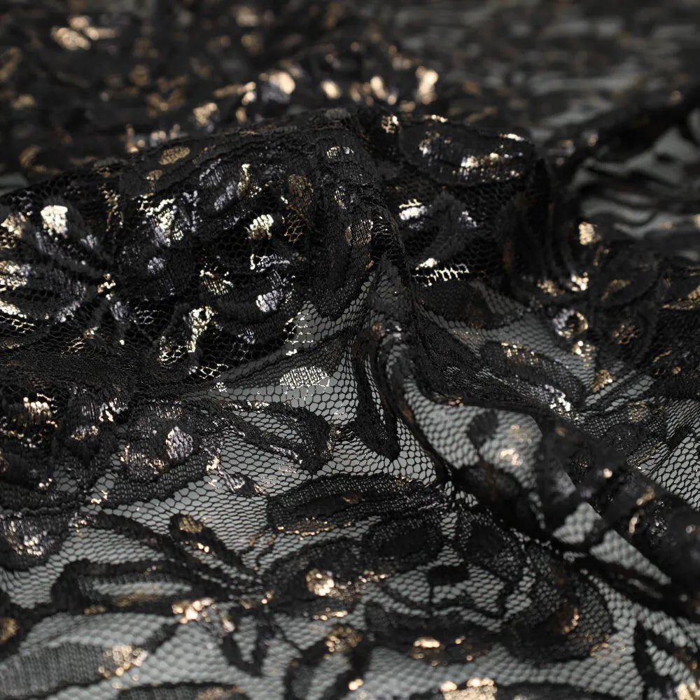 Image du tissu en dentelle « Lauren Foil Lace » noir 140 g/m², disponible chez Šarlotes audumi