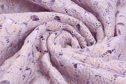 Tissu en dentelle lilas avec accents dorés 170 g/m²