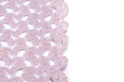 Tissu en dentelle lilas avec des accents dorés 170 g/m²