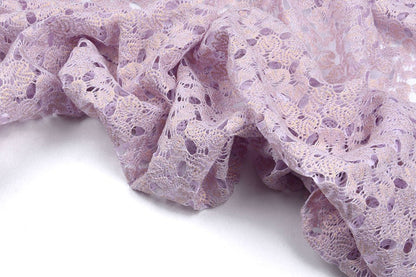 Tissu en dentelle lilas avec accents dorés 170 g/m²