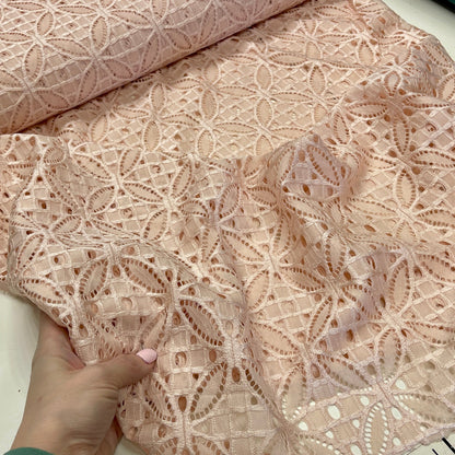 Tissu en dentelle - doux ton pêche 150 g/m²