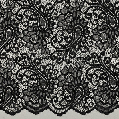 Image du tissu en dentelle noir 130 g/m² – disponible chez Šarlotes audumi