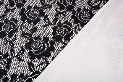 Image de tissu en dentelle noir avec doublure en satin blanc 155 g/m² – disponible chez Šarlotes audumi