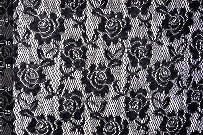Image du tissu en dentelle noir avec doublure en satin blanc 155 g/m² – disponible chez Šarlotes audumi