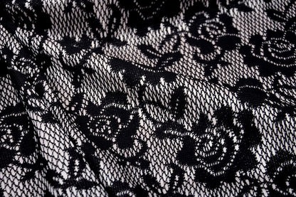 Image de tissu en dentelle noir avec doublure en satin blanc 155 g/m² – disponible chez Šarlotes audumi