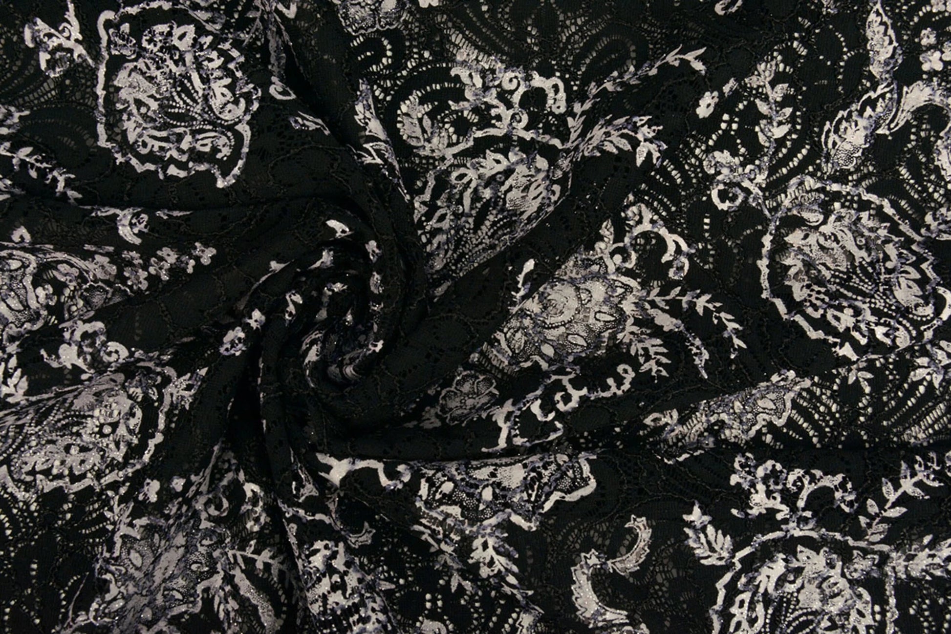 Attēls ar Mežģīņu audums - melns ar sudrabu 210 g/m² – pieejams Šarlotes audumi