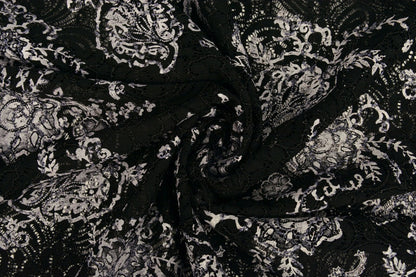 Image de tissu en dentelle noir et argent 210 g/m² – disponible chez Šarlotes audumi