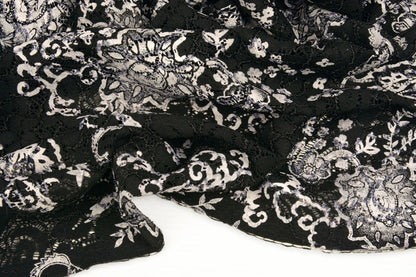 Image du tissu en dentelle noir et argent 210 g/m² – disponible chez Šarlotes audumi