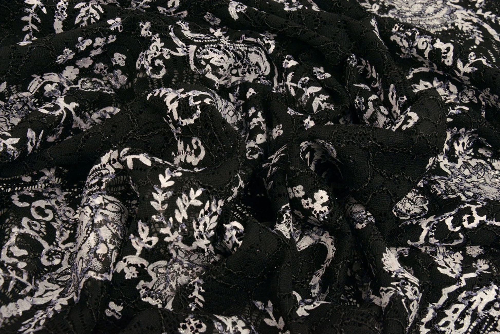 Attēls ar Mežģīņu audums - melns ar sudrabu 210 g/m² – pieejams Šarlotes audumi