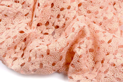 Tissu en dentelle rose pêche avec touches dorées 170 g/m²