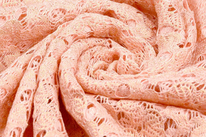 Tissu en dentelle rose pêche avec accents dorés 170 g/m²