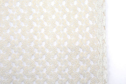 Tissu en dentelle blanc lait avec accents dorés 170 g/m²