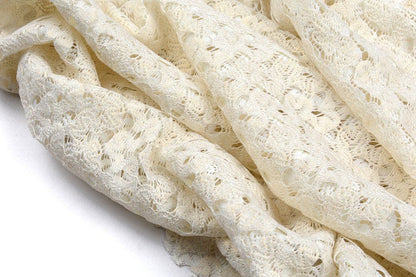 Tissu en dentelle - blanc lait avec accents dorés 170 g/m²
