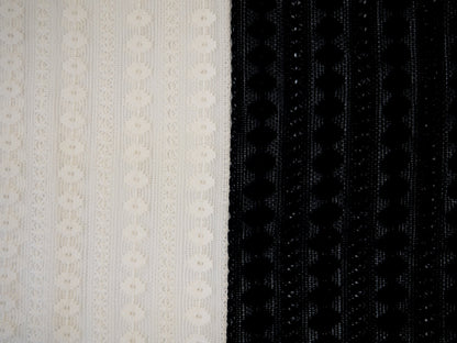 Bild mit warmweißem Spitzenstoff mit Blumenmuster – online erhältlich bei Šarlotes audumi