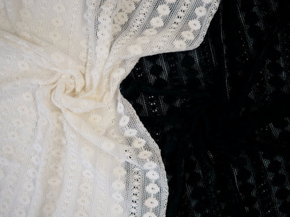 Bild mit warmweißem Spitzenstoff mit Blumenmuster – online erhältlich bei Šarlotes audumi